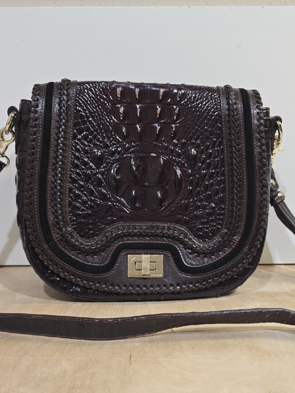 🪴 Brahmin Dark Brown Croc-Embossed Leather Crossbody with Gold-Tone Hardware
